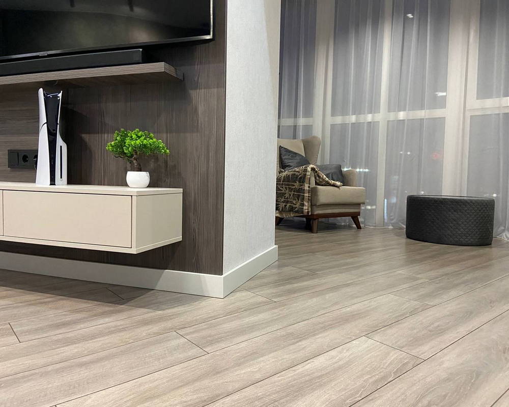 Плинтус из полистирола высокой плотности Волшебная Палочка. Окрашенная. 80мм 2м. NCS 1002-Y50R