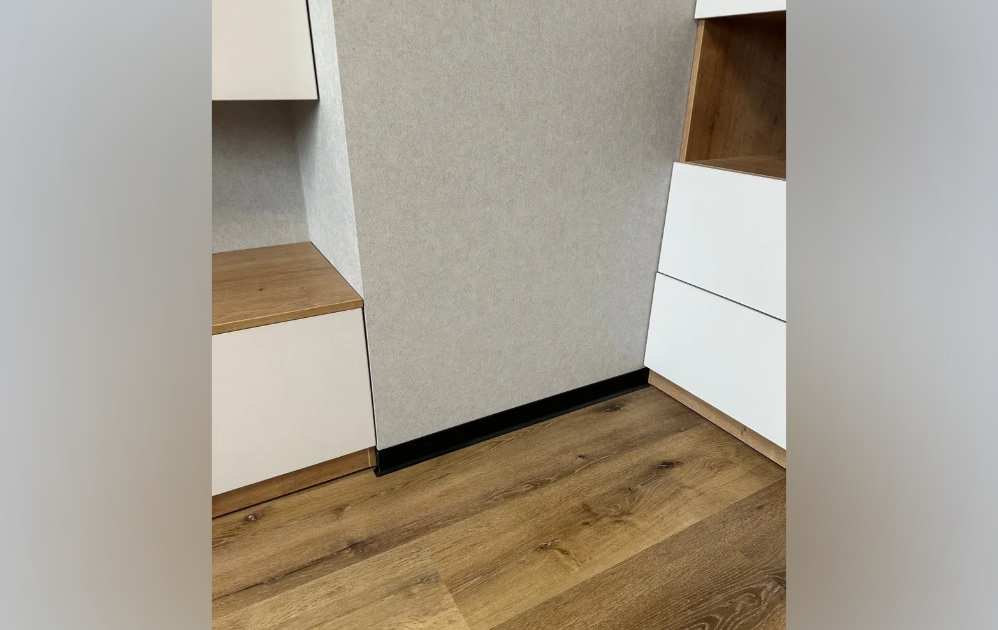 Алюминиевый плинтус AKBD80-SBL 2,5м Муар черный