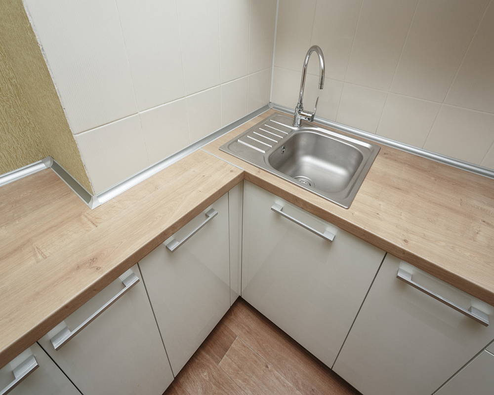 Алюминиевый плинтус для столешницы AP860 14х14х3,0 анод. серебро/черный уплот. (фур-ра 494-202)