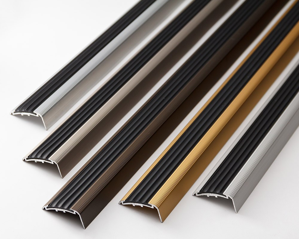 Порог угловой ПУ 71.2700.201лч Серебро