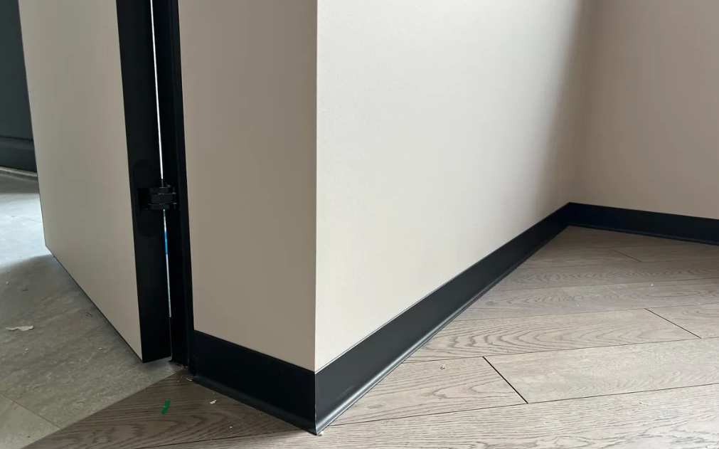 Плинтус алюминиевый Волшебная палочка 60 мм 3,0 м Чёрный матовый