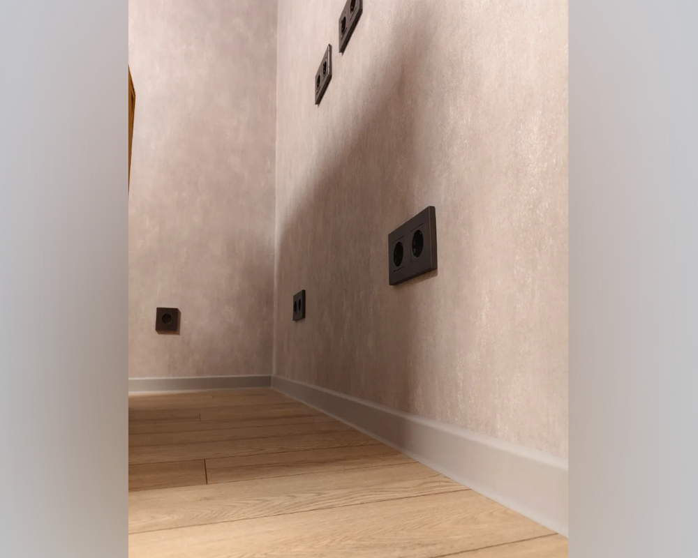 Плинтус ПВХ Salag Lima 72мм 2,5м. Серый гладстоун