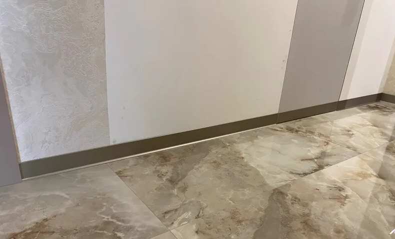 Плинтус алюминиевый. Крац титан 80 мм BTTS 80A