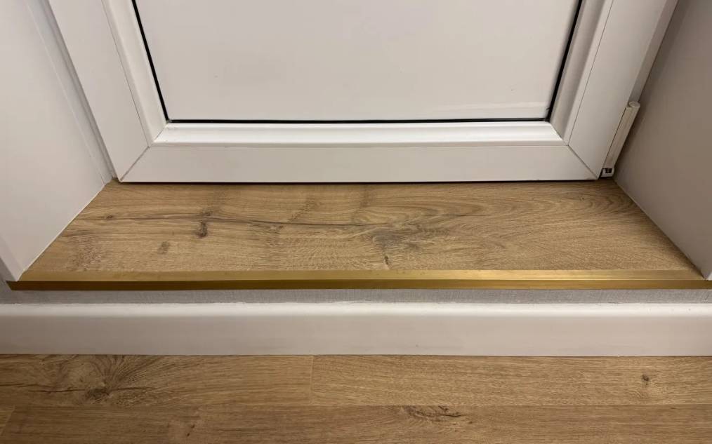 PVL73-04 Угол латунь Антик бронза светлая 15х15мм 2.7м