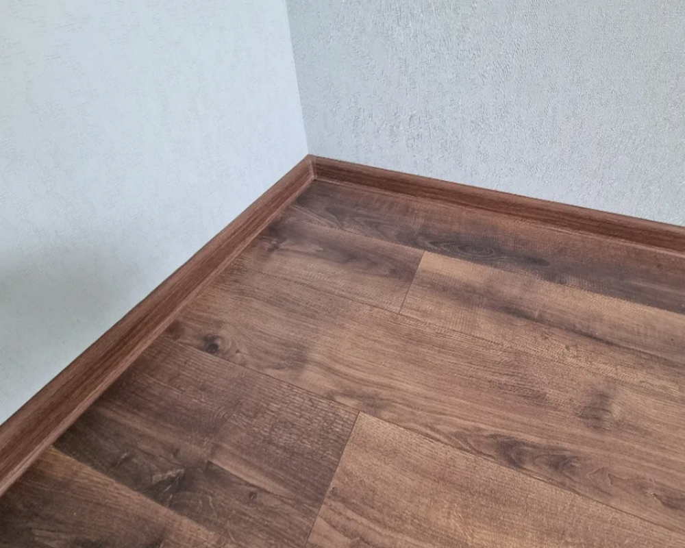 Плинтус ПВХ Идеал Классик 70мм 2,2м 321 Падук