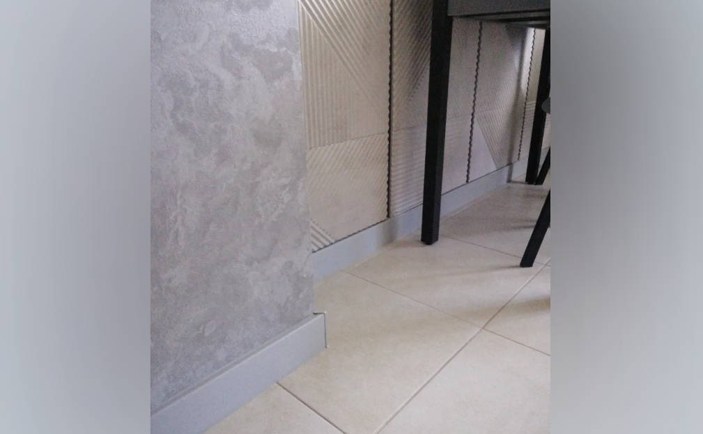 Плинтус прямоугольный ПВХ Идеал Дюра  80мм 2,2м 002 Светло-серый