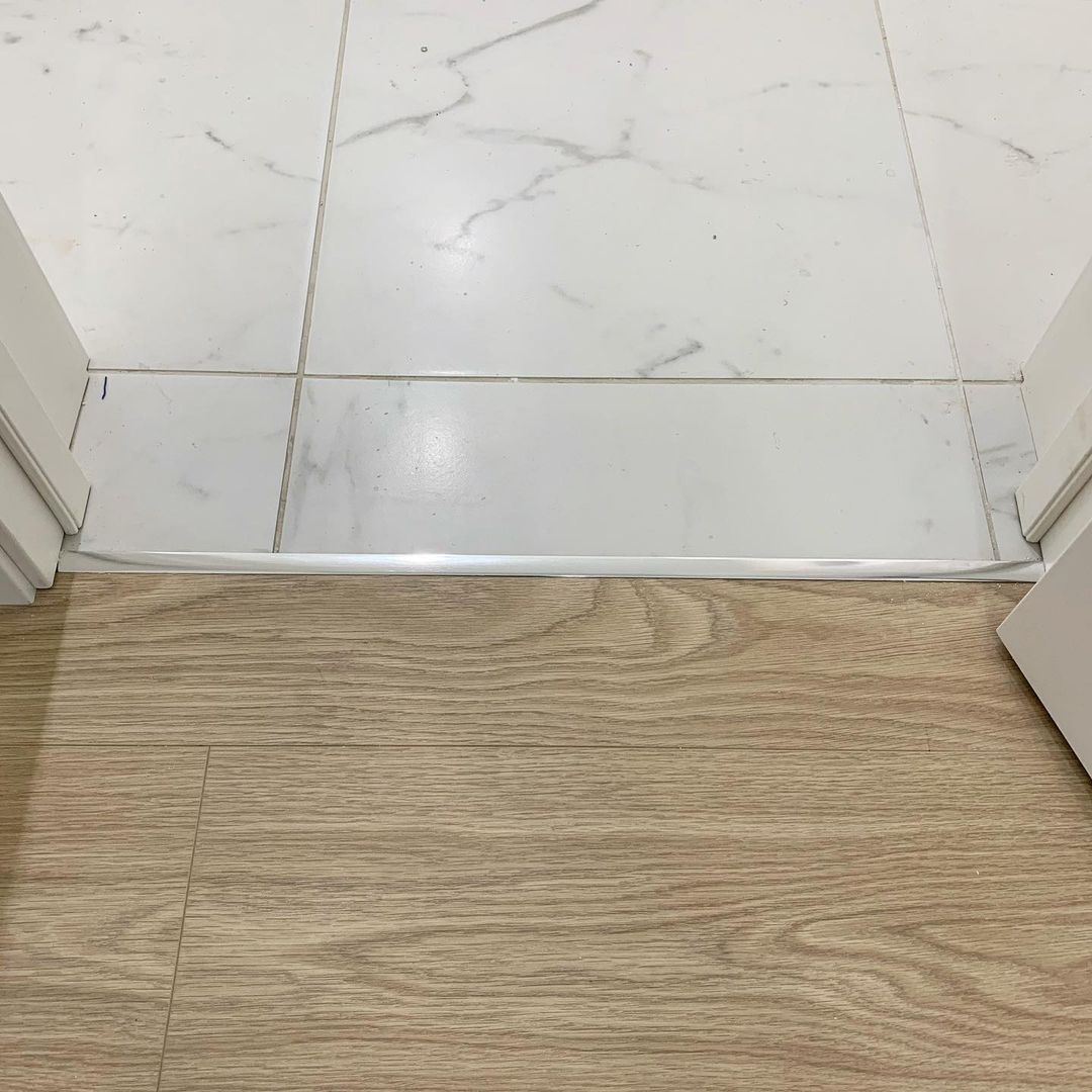 Алюминиевый  профиль ПТ-26 (браш) серебро/мат 2,7 м.