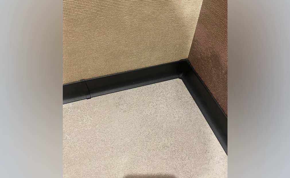 Плинтус алюминиевый Волшебная палочка 80 мм 3,0 м Чёрный матовый