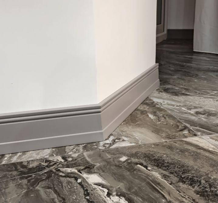 Плинтус из полистирола высокой плотности HI WOOD B90 90мм х 15мм х 2,0м.