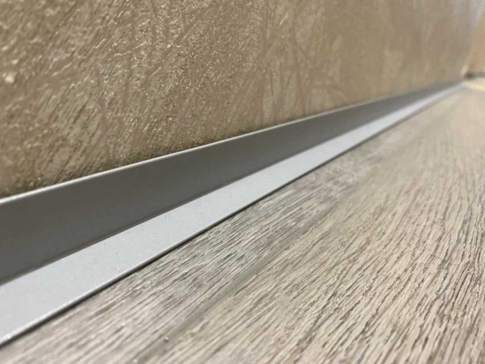 Антиплинтус Апл 02.2700.01л. Серебро матовое