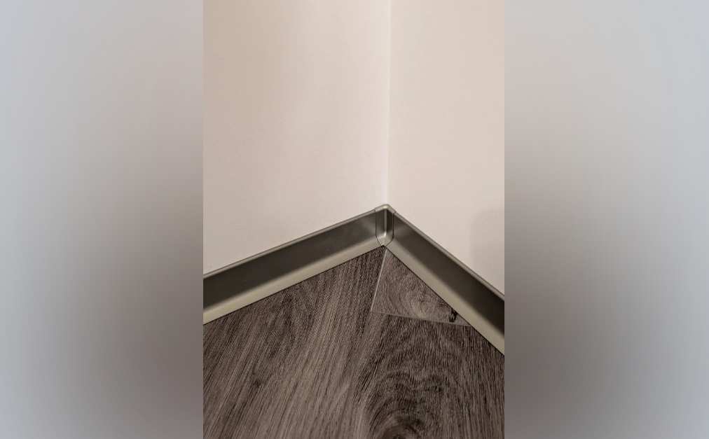 Плинтус алюминиевый. Крац титан 80 мм BTTS 80A