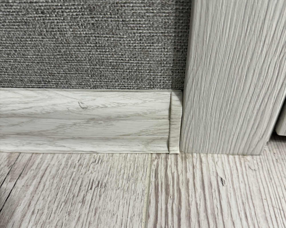 Плинтус ПВХ с кабель-каналом Рико Лео Мультиколор 192 Дуб алмере