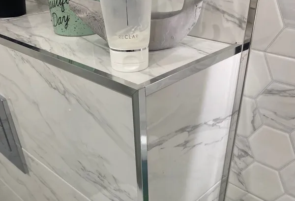 Угол наружный алюминиевый Уп 12-27.01лп