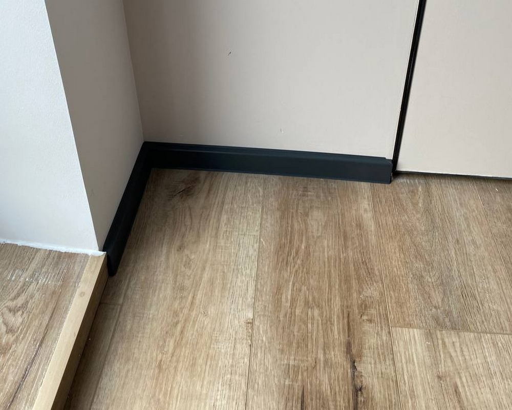 Плинтус ХДФ Dollken Cubu Flex Life 80мм х 2,5 м 0110 Черный