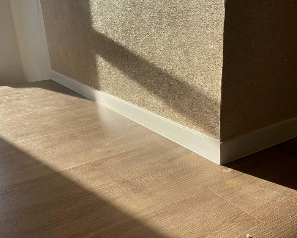 Плинтус ХДФ Dollken Cubu Flex Life 40мм х 11/13мм х 2,5 м 1013 (5012) Белый